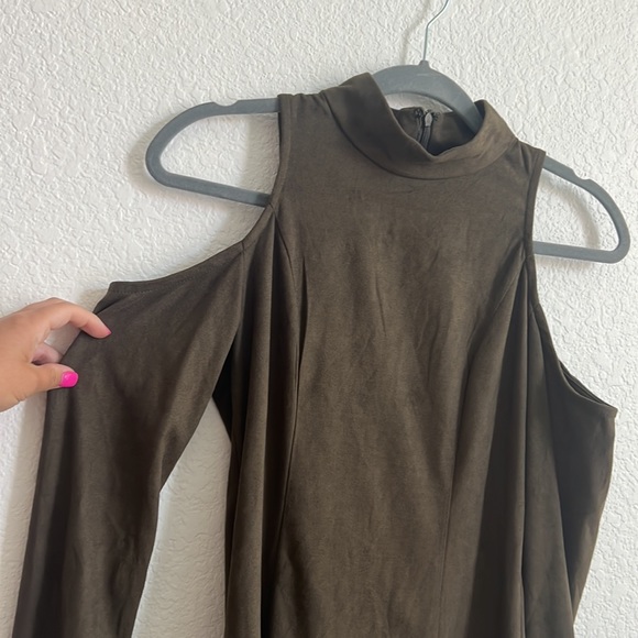 LUMIERE Dark Green Velvet Dress - Picture 3 of 4